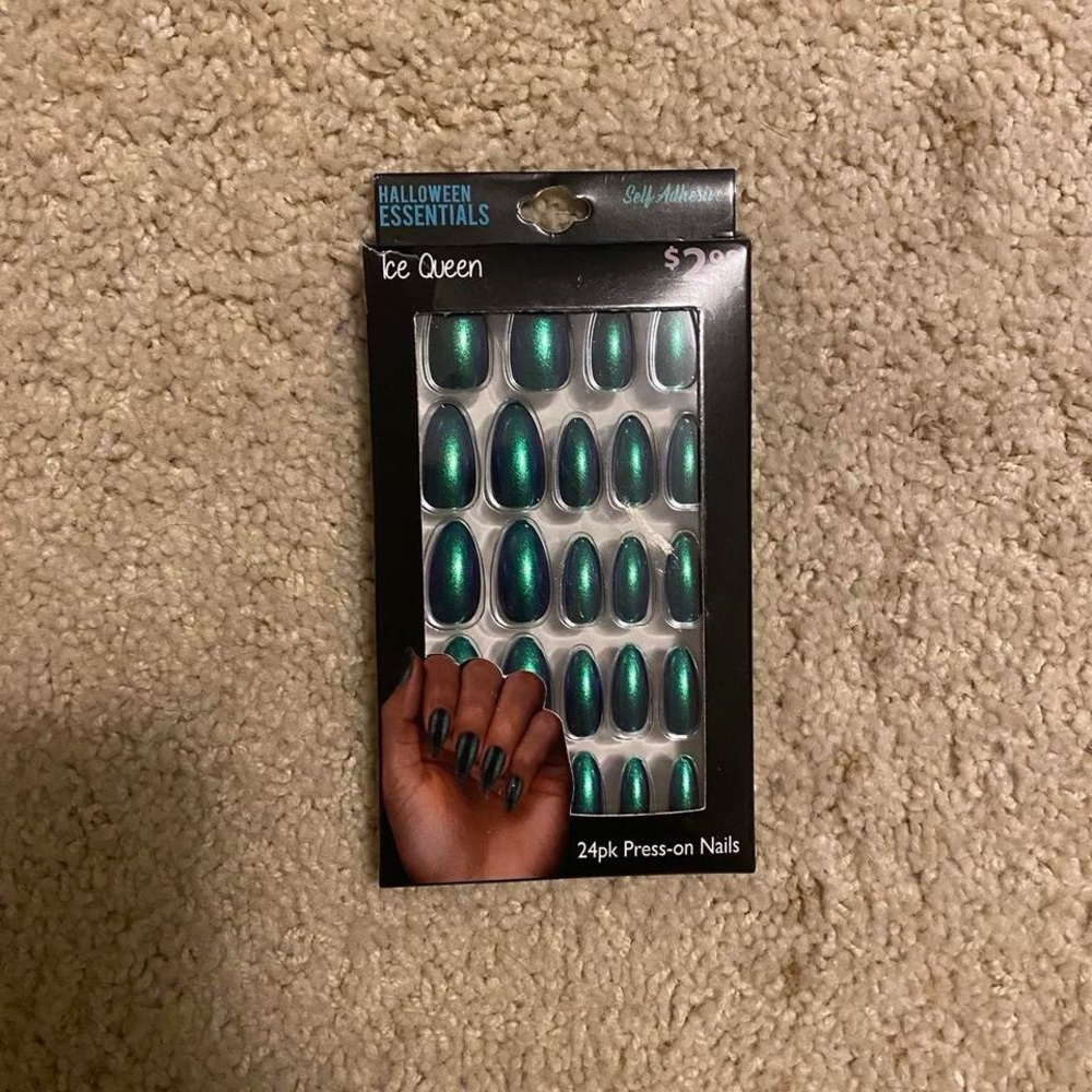 Press on nails